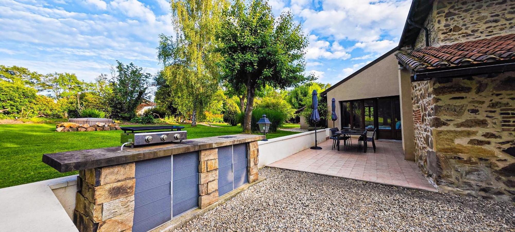 Villa Tagibao Avec Piscine Chauffee Et Spa Lesterps Exterior foto